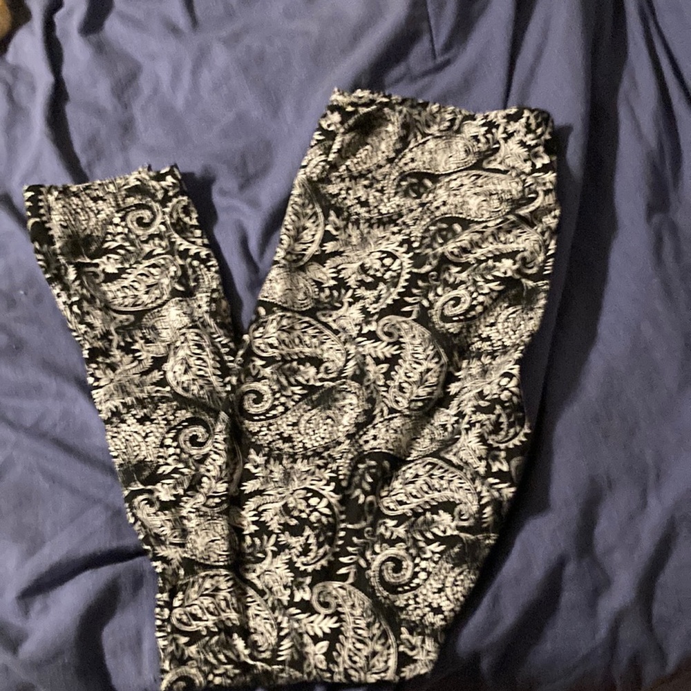 Lula Roe butter leggings black with cream paisley pattern.